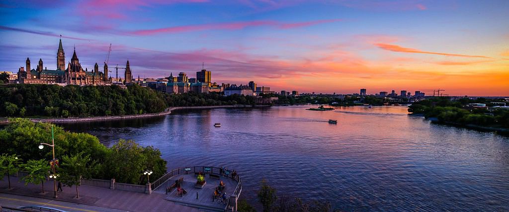 Splendida vista panoramica del fiume Ottawa e del Parlamento del Canada al tramonto estivo