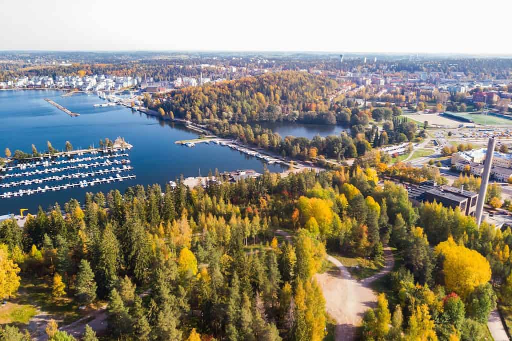 Vista aerea della città e del porto di Lahti in una mattina autunnale, Finlandia