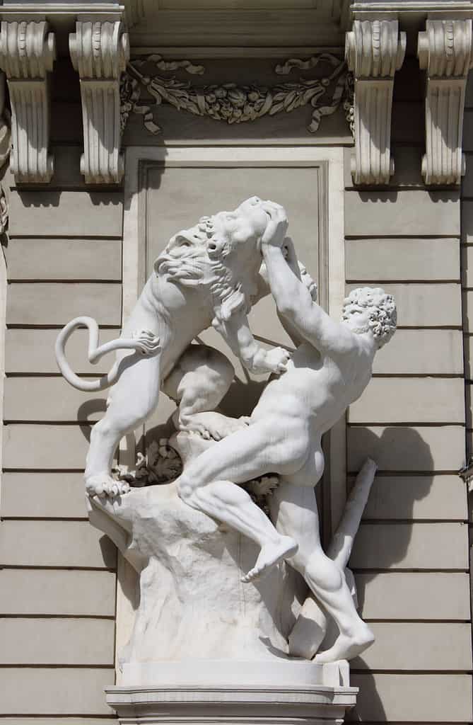 Statua di Ercole che combatte il leone di Nemea nella Hofburg di Vienna, Austria