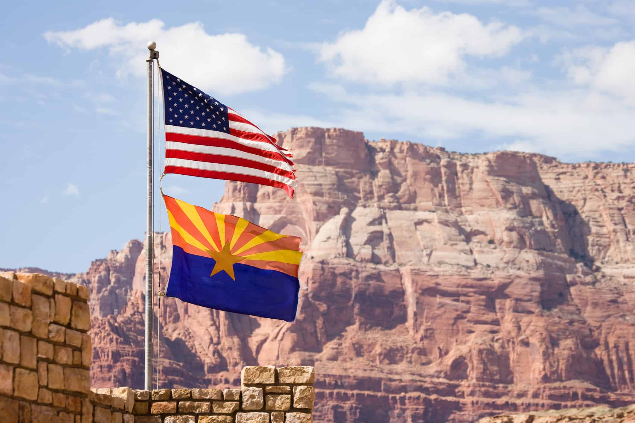 La bandiera degli Stati Uniti d'America sventola sopra la bandiera dello stato dell'Arizona