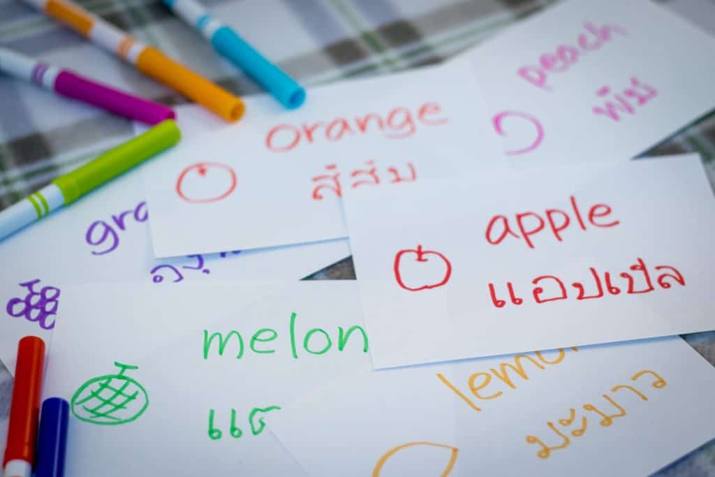 Thailandese; Imparare una nuova lingua con le carte flash dei nomi dei frutti