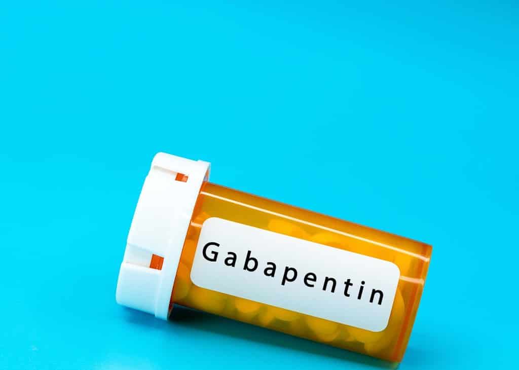 Gabapentin Fiala medica con pillole. Pillole mediche in prescrizione di plastica arancione. Medicina più popolare