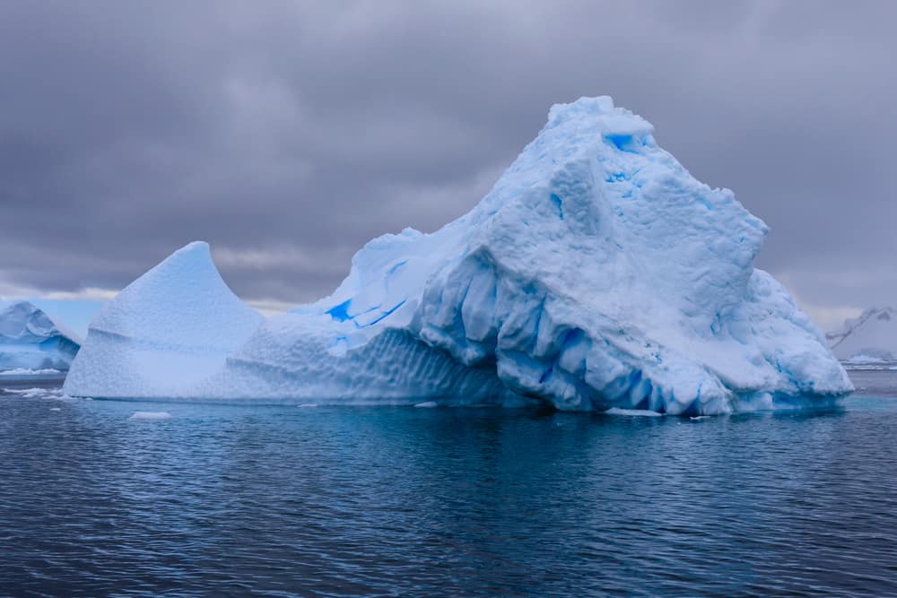 Primo piano, vista, di, uno, scenario, antartico, con, un, iceberg, blu