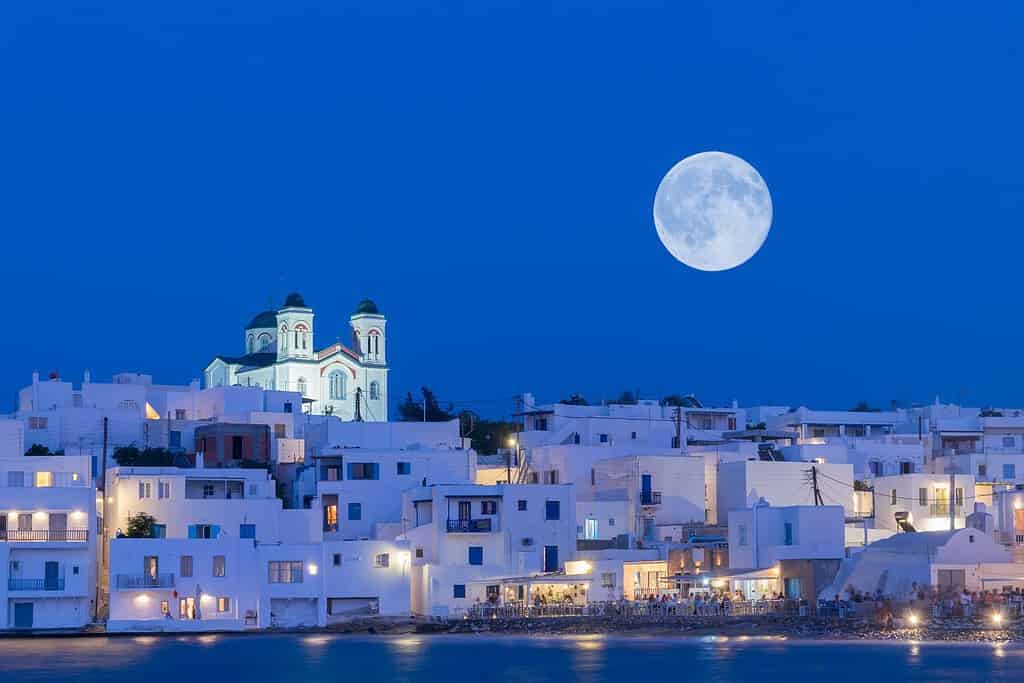 Chiesa locale del villaggio di Naoussa sull'isola di Paro in Grecia, con la luna piena.