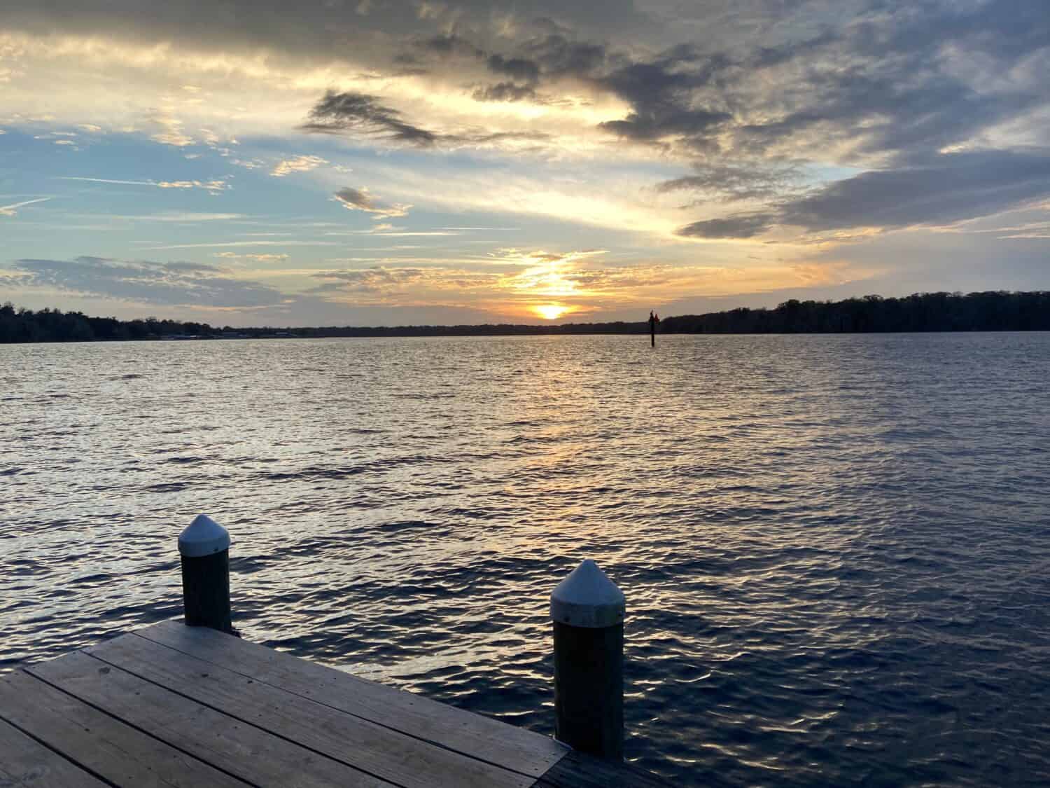 Tramonto sul fiume St John nella contea di Volusia in Florida 