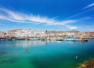 Villaggio di pescatori greco Naousa, isola di Paros, Grecia - Vista panoramica dell'idilliaco porto vecchio con barche tradizionali ormeggiate