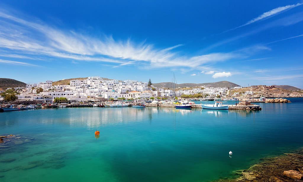 Villaggio di pescatori greco Naousa, isola di Paros, Grecia - Vista panoramica dell'idilliaco porto vecchio con barche tradizionali ormeggiate