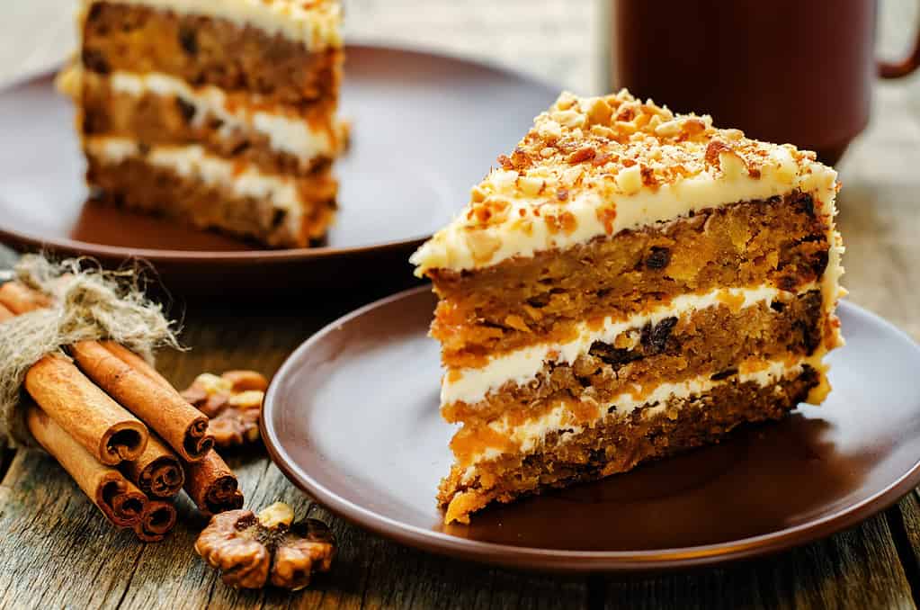 torta di carote con noci, prugne e albicocche secche su uno sfondo di legno scuro. colorazione. messa a fuoco selettiva