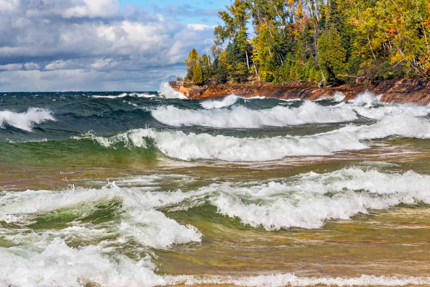 Le onde si infrangono sulla costa rocciosa del Lago Superiore al Pictured Rocks National Lakeshore del Michigan in autunno. Scatto nella Penisola Superiore del Michigan, non lontano da Munising.