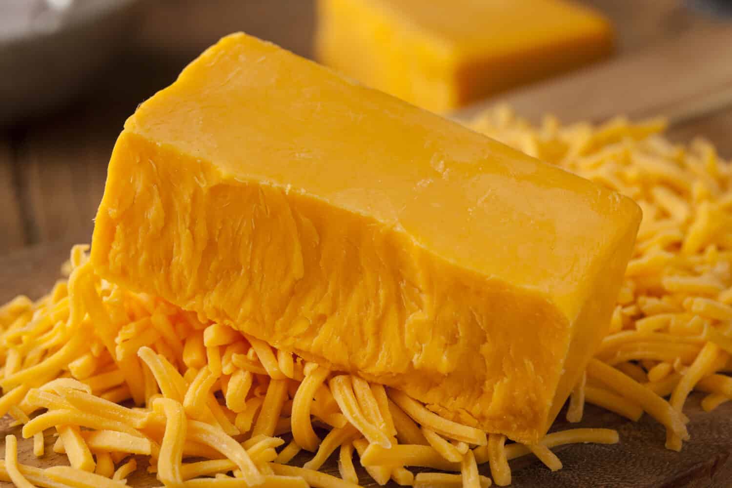 Formaggio Cheddar piccante biologico su un tagliere