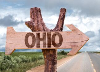 Cartello in legno dell'Ohio con paesaggio agricolo sullo sfondo