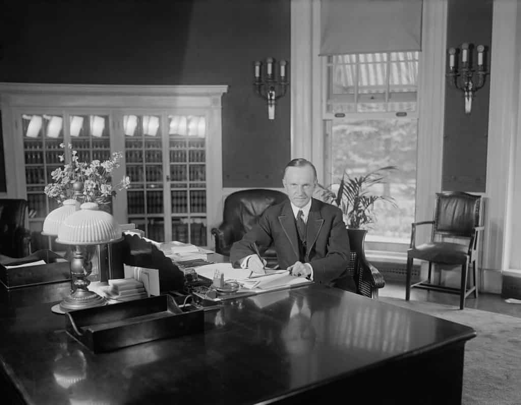 Il presidente Calvin Coolidge alla stessa scrivania usata da Harding nello Studio Ovale. La foto fu pubblicata il 14 agosto 1923, meno di due settimane dopo la morte di Warren Harding. Florence Harding era sconvolta