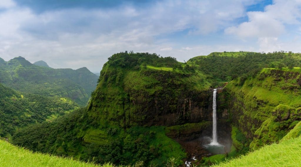 Bellissima cascata con cielo spettacolare, da qualche parte nelle catene montuose Sahyadri dei Ghati occidentali del Maharashtra