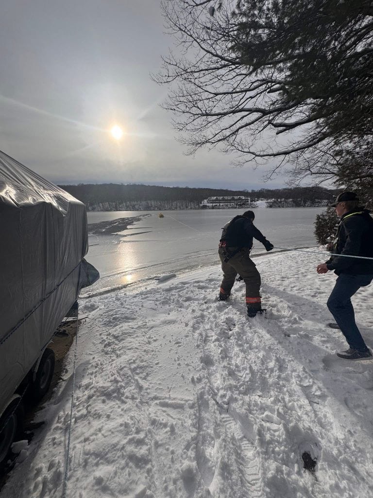I vigili del fuoco lavorano dalla riva e dal lago per salvare il cervo