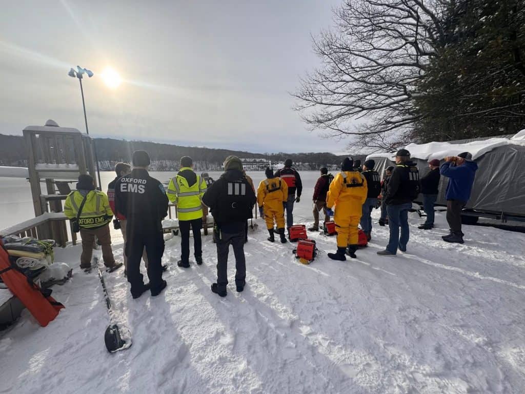 Lavoro di squadra da parte delle squadre di soccorso che hanno contribuito a salvare un cervo arenato
