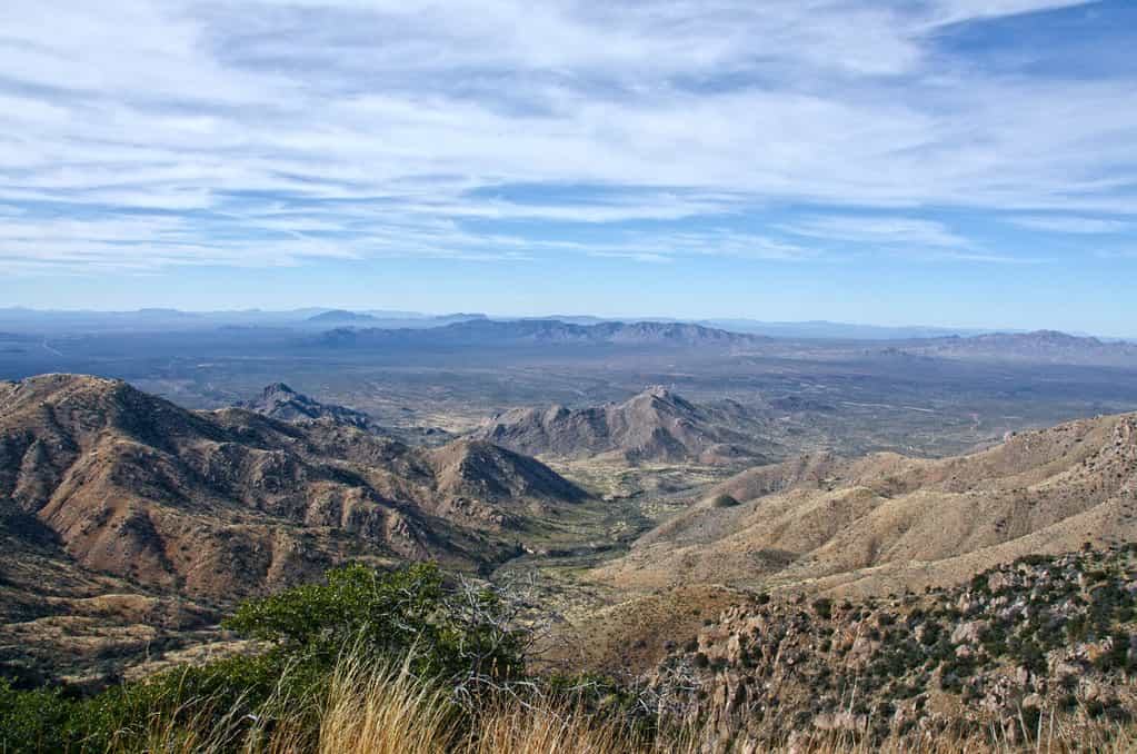 Le montagne Quinlan e il deserto di Sonora visti dall'Osservatorio nazionale di Kitt Peak. Kitt Peak è un osservatorio astronomico nel deserto di Sonora in Arizona, nella riserva indiana di Tohono O'odham