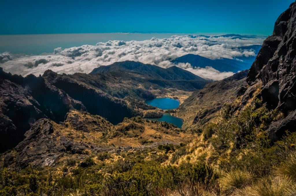 Lago e montagne coperte dalla nebbia mattutina sul Monte Wilhelm, Papua Nuova Guinea. Questa è una posizione molto remota, raramente visitata dalle persone.