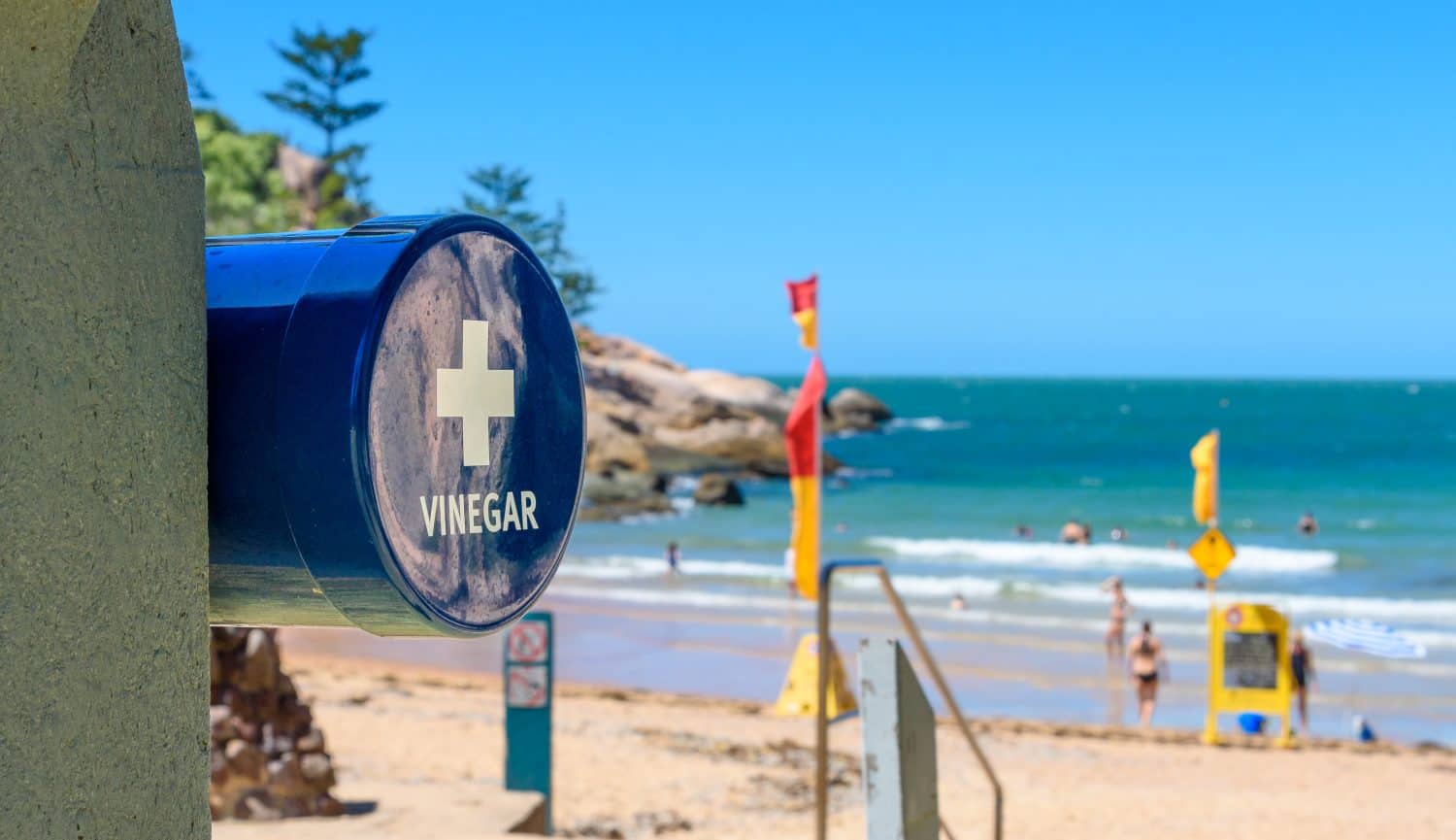 Una stazione di aceto sulla spiaggia per il trattamento di un pungiglione marino o di una medusa ad Alma Beach, Magnetic Island, Queensland, Australia