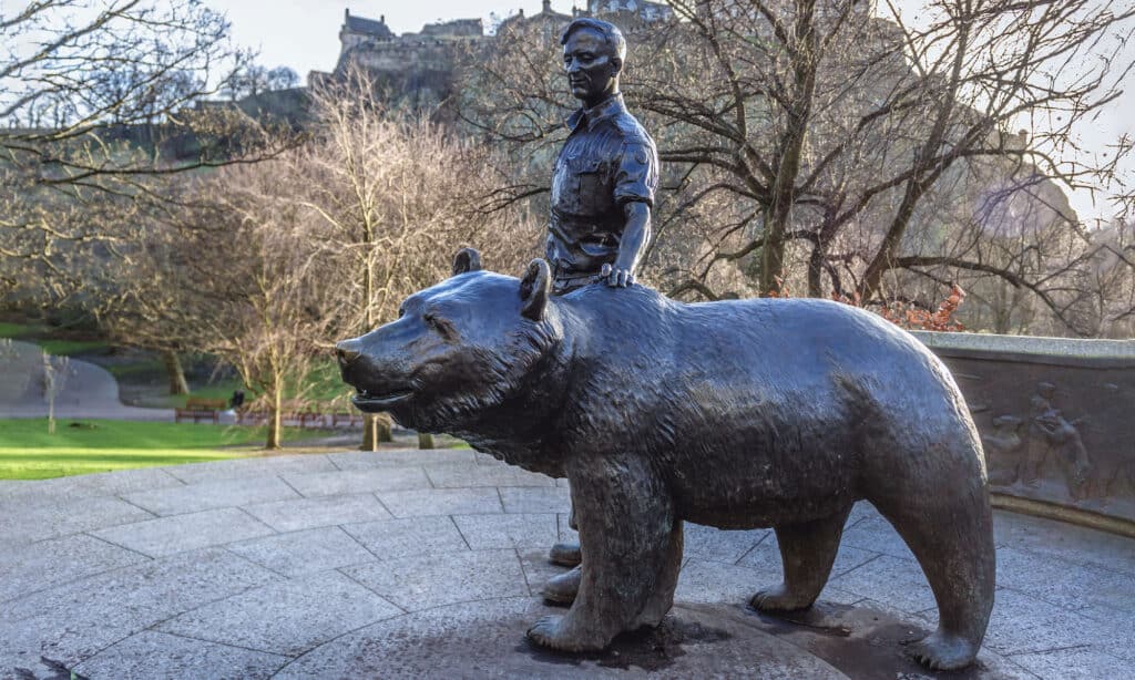 La statua dell'orso Wojtek (Voytek)