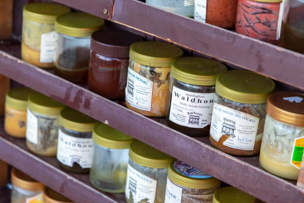Vasetti di miele al mmarket di Münster, Nord Reno-Westfalia, Germania (2019)
