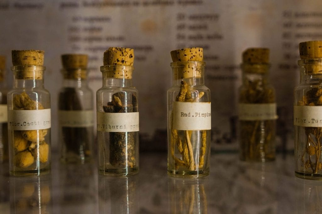 bottiglie vintage medicina pozione magica medievale storia