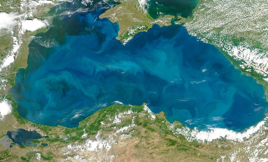 Il fitoplancton fiorisce nel Mar Nero, vista dall'alto del Mar Nero, veduta aerea del Bosforo di Istanbul, Turchia, Crimea, Ucraina, Russia, foto satellitare terrestre HD. Elementi di questa immagine forniti dalla NASA.