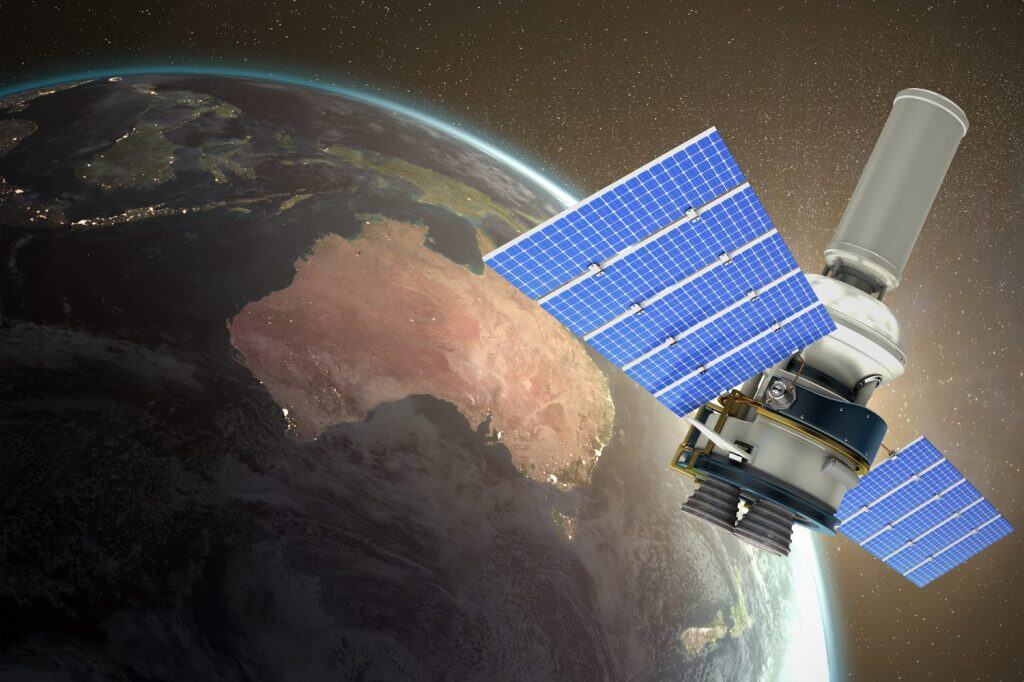 Immagine 3d del moderno satellite di energia solare su sfondo bianco contro la vista aerea della terra