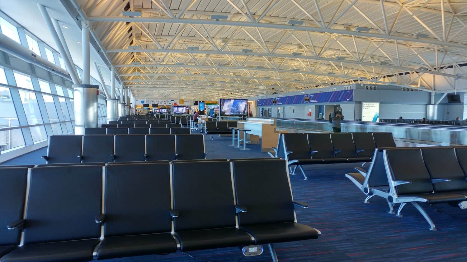 sale d'attesa dell'aeroporto, lounge con vetrate, sedie e aerei jfk