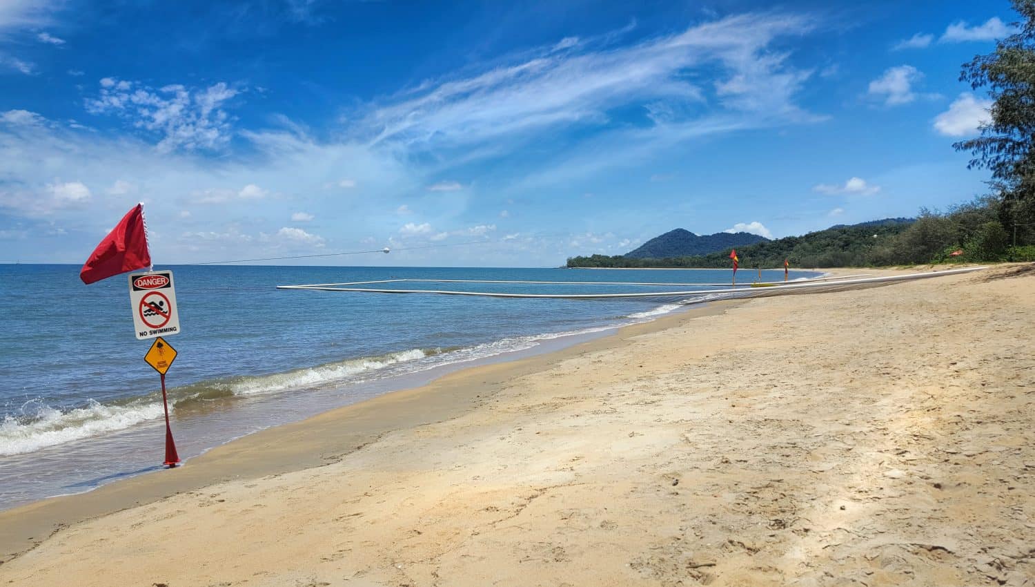 le reti per pungiglioni si trovano sulle spiagge di Cairns per proteggersi dai pungiglioni dei porticcioli