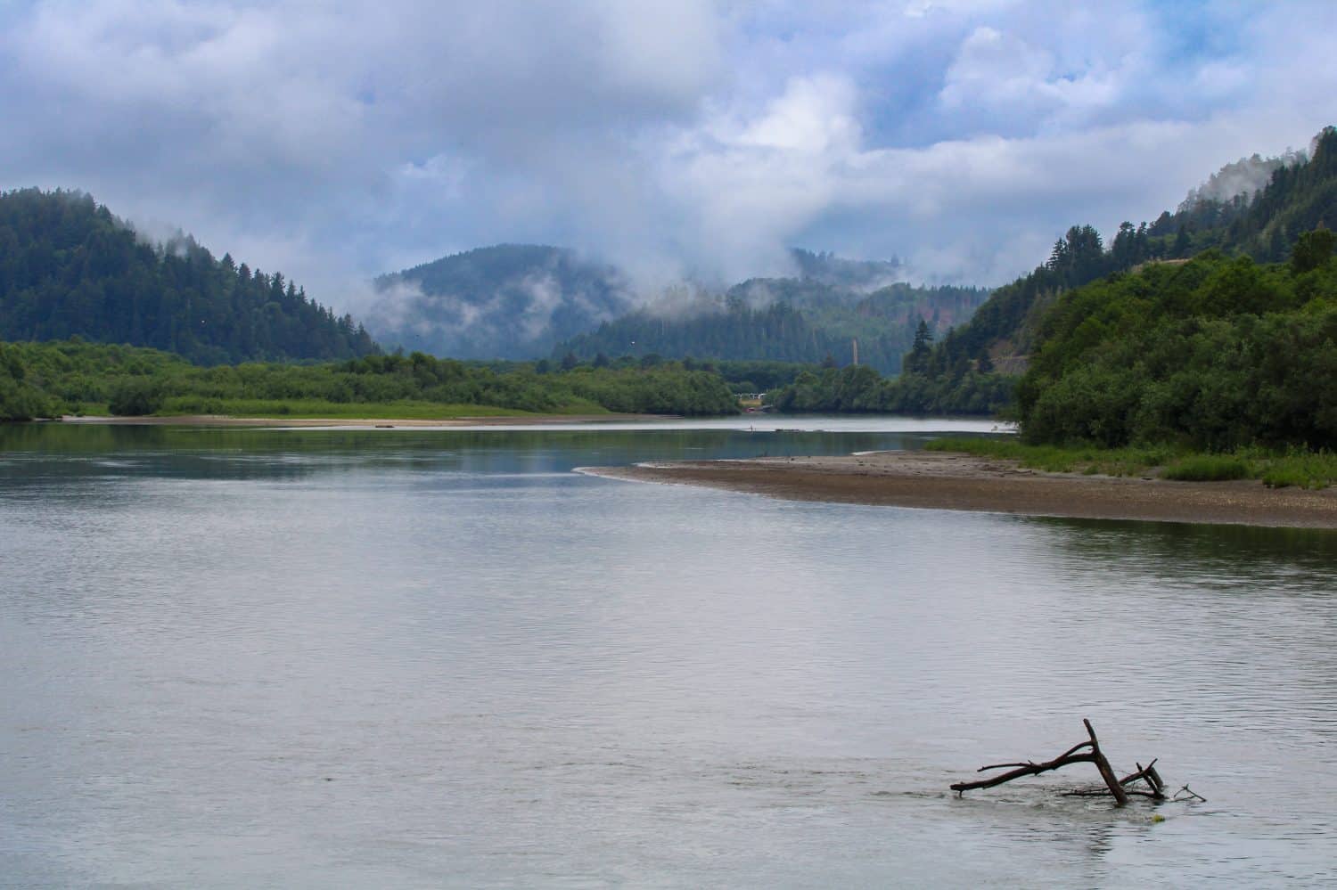 Montagne viste dalle rive del fiume Klamath nel nord della California 